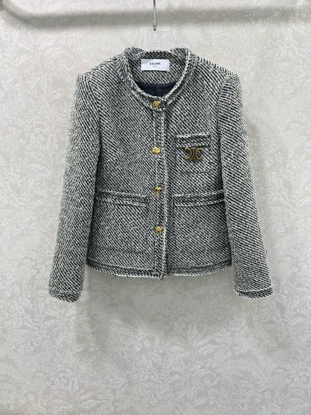 Celin*25圆领捆边编织花灰洋装 粗纺羊毛呢材质，质感高级，品相十足，小圆领洋装外套版型，正肩垫肩设计贴合人体，更显身姿纤细挺拔，通体利用撞色毛呢纱线交织纹