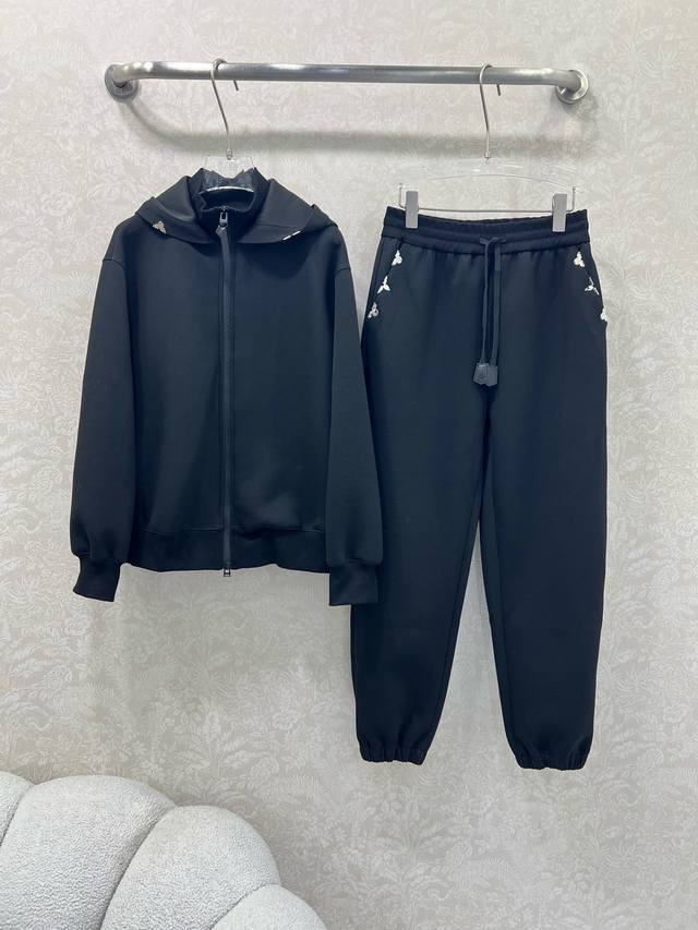 Louis Vuitt*N路易 威登 25新款套装 连帽外套束脚裤的组合 超级简单大气的净色系列 外套帽檐以及裤子口袋均以金属老花四叶草金属装饰 定制老花皮革拉