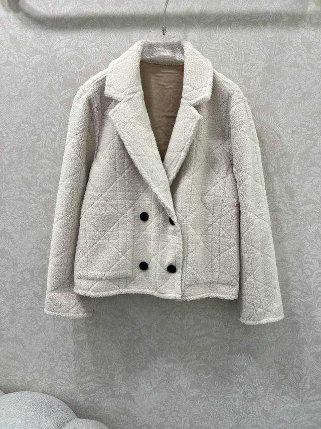 Dio*25新款藤格纹双面翻领外套 定制Yb进口材质 舒适保暖 质感上乘 沿用两面穿设计 一面藤格纹颗粒感肌理 一面光泽垂顺素色棉纶面料 增添造型层次感 开襟刻