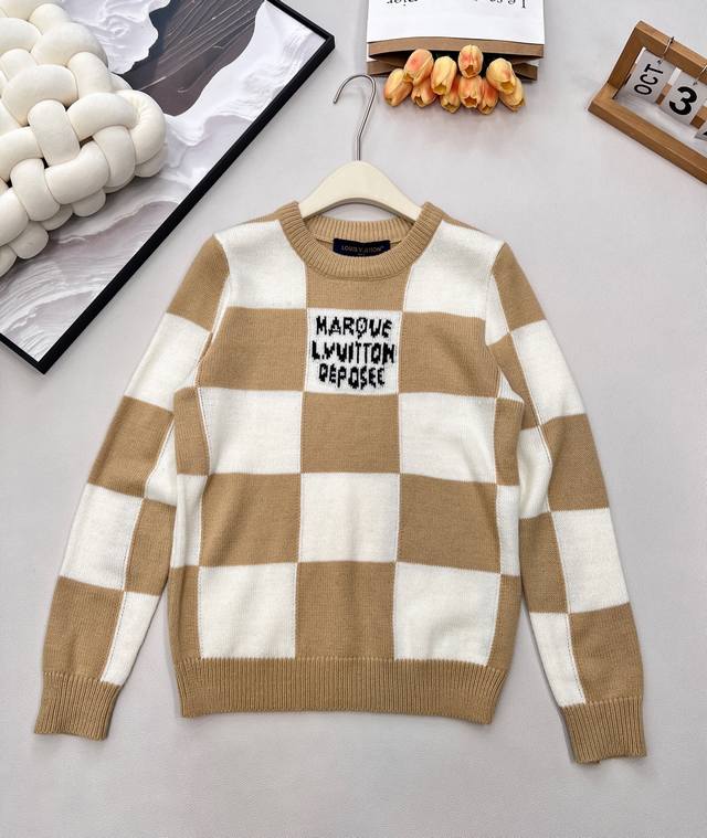 Louis Vuitton新款棋盘格针织上衣， 个性的撞色棋盘格图案设计简直精致进骨子里了 高级感一下子给他拿捏到位 软软糯糯的面料质感 触感真真太舒服了 棋盘