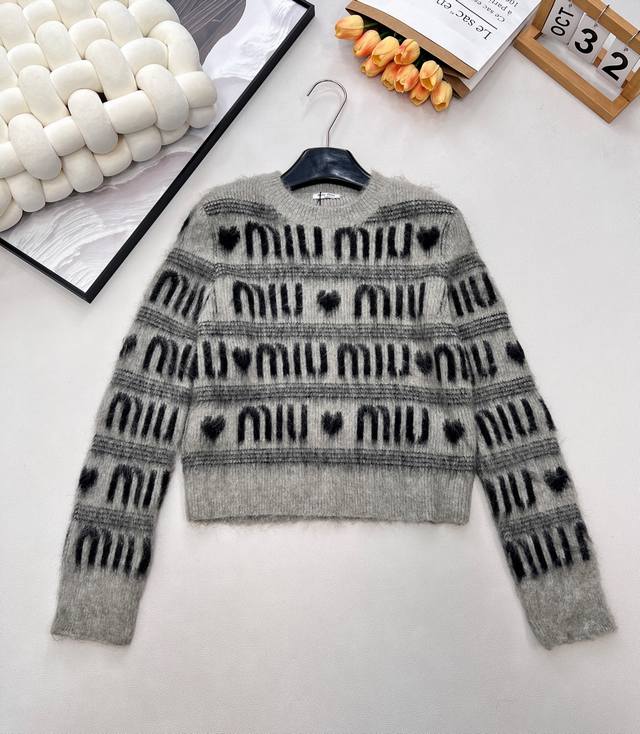 Miumiu 提花满字母爱心羊毛长袖针织衫，时尚保暖两不误！ 让你在寒冷的天气里也能保持甜美可爱～选取丰盈细磨马海毛，云朵般的上身体验～黑灰配色经典老花不单调又