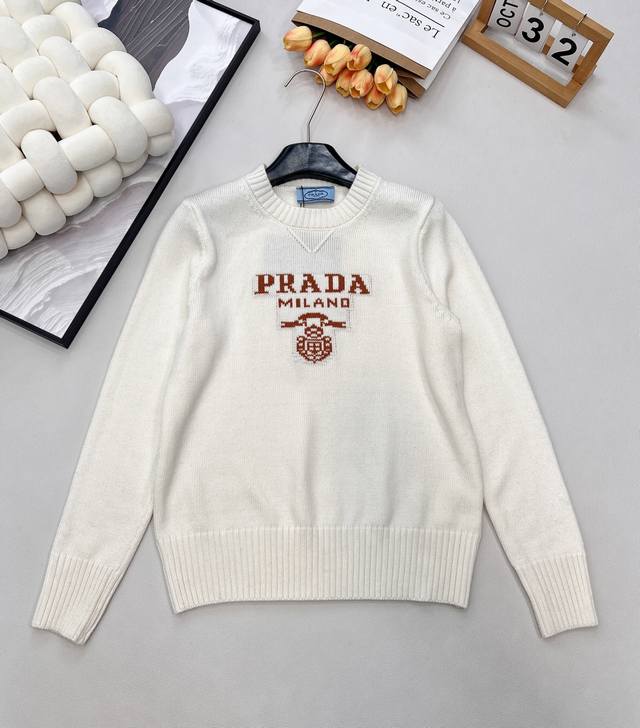 prada2025新款字母提花徽标宽松套头毛衣，定制Yb羊绒羊毛纱线织造，质感高级，舒适柔软，圆领落肩长袖毛衣，领口袖口螺纹包边。胸前提花字母标识盾牌装饰，彰显
