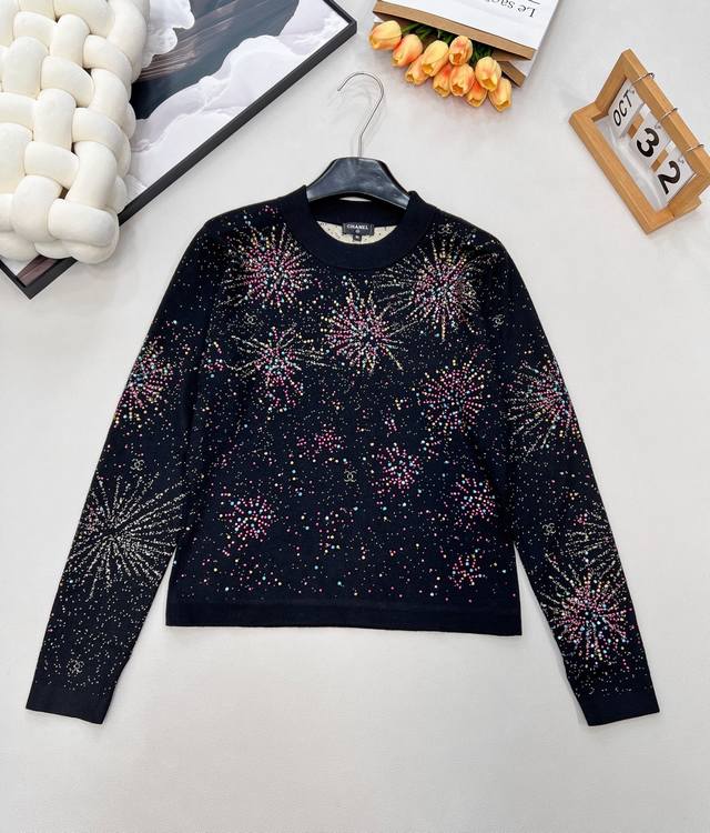 Chanel2025新款圆领烫钻提花针织上衣，定制Yb羊绒纱线织造，双层纱线厚度适中，适合秋冬，舒适好穿，圆领针织上衣，显瘦修饰身形，配合烟花般的彩色烫钻勾勒图