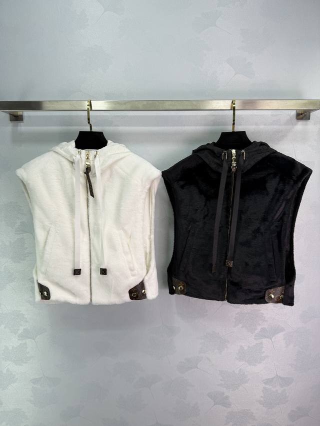 Louis 2025Aw 新款 带帽马甲外套 优雅至极 日常逛街或者职场party都很适合的一件马甲 散发着高级气质 同时更巨时髦亮点 帽子Logo设计也超级爱