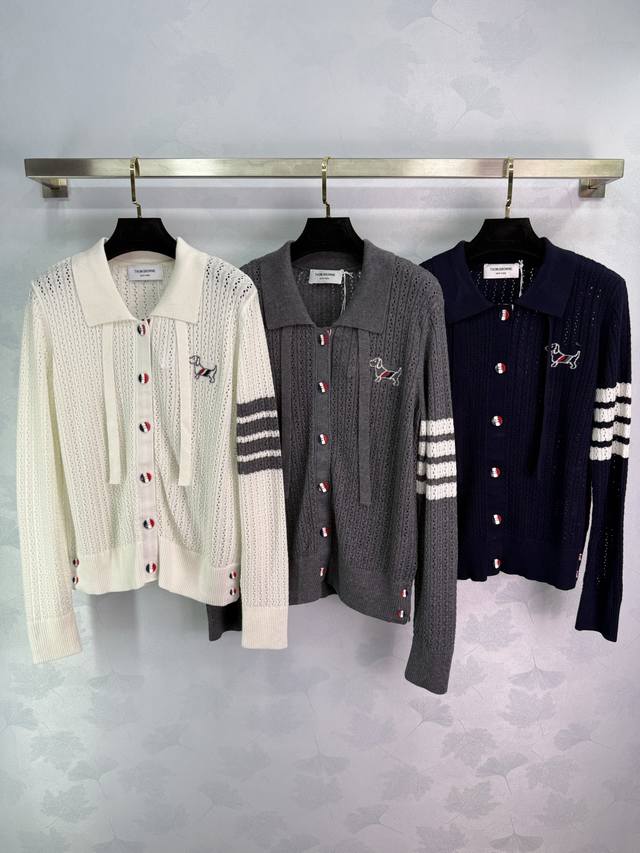 Tb*25早秋新款小狗针织开衫 经典四道杠袖口设计 胸前小狗刺绣点缀 翻领单排扣款式 纯羊毛面料 手感柔软舒适 日常百搭款！3色3码Sml T226B