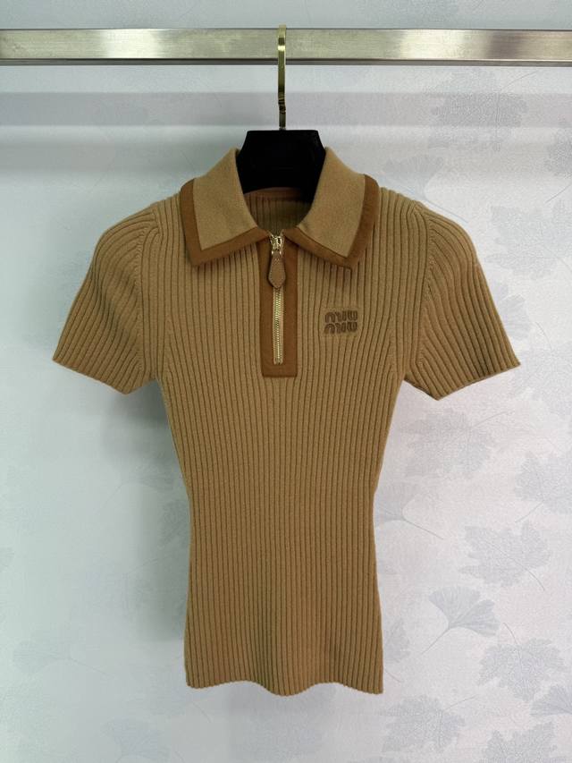 Miu*25早秋新款麂皮绒拼接翻领针织短袖上衣 拉链翻领设计 胸前贴皮Logo字母装饰 修身显瘦 彰显个性 凸显穿搭整体感 轻奢时髦气质 单穿叠穿均可！1色3码