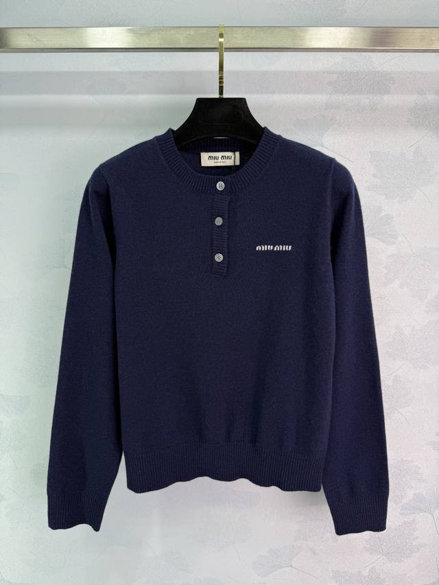 Miumi*2025早秋新款纽扣针织上衣！定制羊毛纱线织造 质感高级 舒适柔软 圆领毛衣版型 套头半开襟设计 搭配包边螺纹竖坑条肌理 突出休闲气质 常规版型 打