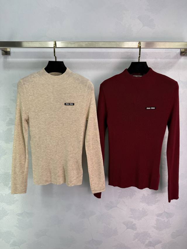 Miu*25秋冬新款针织上衣 经典字母Logo标装饰 常规版型 修身显瘦 简约时髦随性百搭 4色3码Sml。T226B.