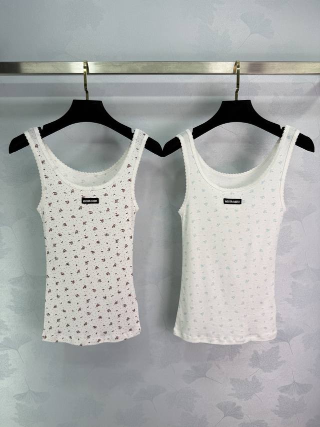 Miuni*2025早秋新款修身U领碎花背心 定制Yb斜纹全棉材质 清透舒适 弹力十足 U型领修身背心裁剪 领口袖口螺纹波浪花边包边 通体素色打底波点碎花满铺