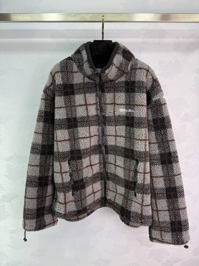 Miu*2025秋冬新款格纹泰迪毛绒外套短裙套装 通体饰以泰迪毛绒材质 质感柔软舒适 时髦洋气，立领外套剪裁 前襟拉链胸前字母徽标装饰 尽显品牌格调 通体撞色组