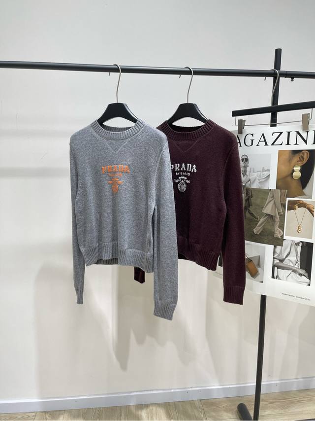 p字母提花长袖圆领毛衣 ，面料：羊毛混纺 颜色：灰色、咖色 prada字母提花针织衫，柔软细腻面料 秋冬穿超舒服 经典圆领+橙色字母标识，复古感满满 随手搭衬衫