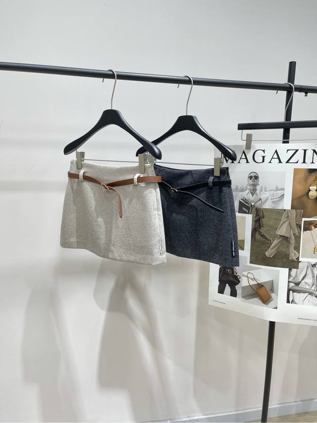 Ann两色羊毛呢子腰带短裙 .，面料：羊毛呢 颜色：米白色、深灰色 Ann Andelman毛呢短裙 这款米色高腰毛呢短裙 拉长腿部比例，搭配短靴或长靴都很出片