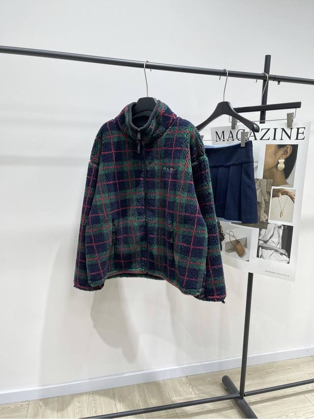 M红蓝绿格纹羊羔毛立领外套 ，面料：羊羔毛 颜色：红蓝绿格纹 Miu*格纹羊羔毛外套，蓝绿格纹设计 复古学院风满满 面料含30%羊毛，蓬松柔软又保暖 秋冬穿超合