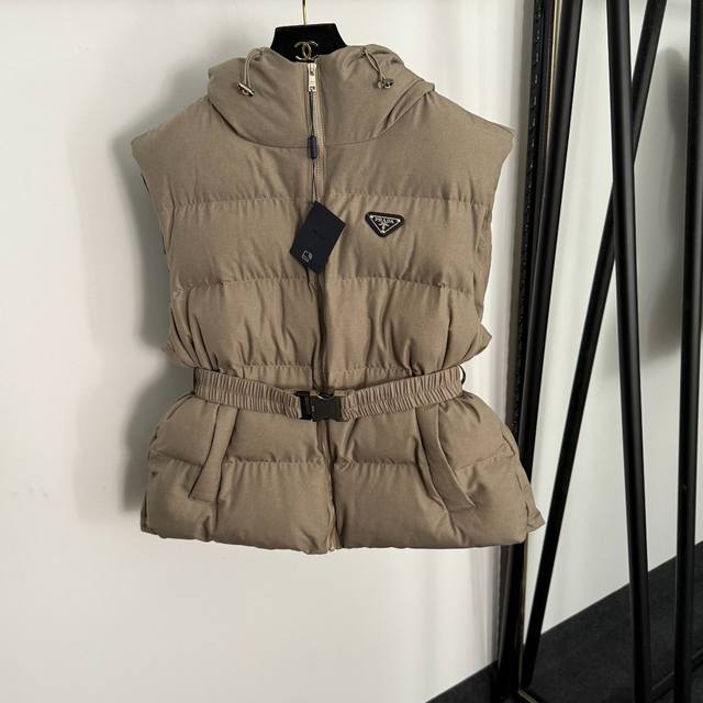 款号20255630 prad*新款 Logo三角标 安全扣腰带收腰无袖连帽棉服马甲外套，杏色，深咖色，灰色，Sml， M码；胸围124，长63；重量：0.71