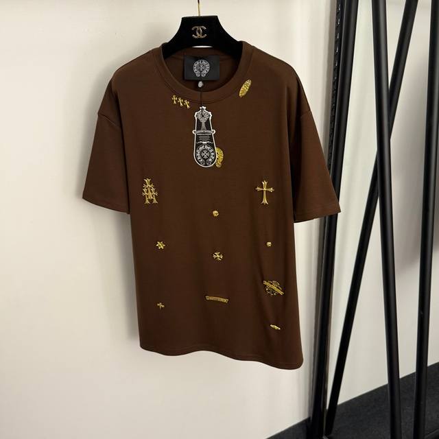 款号20257103 克罗心*新款 高定异形金色五金Logo十字架装饰时尚短袖T恤，白色，咖色，黑色， 均码：肩宽53，胸围112，袖长20，长72；重量：0.