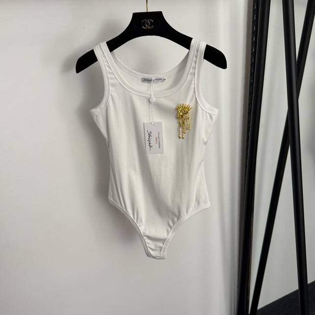 款号20257099 Schiaparelli*新款 金色马头眼睛吊坠金属胸针装饰吊带连体紧身衣背心，白色，黑色，S-Xl， S码：胸围74，长66；重量：0.