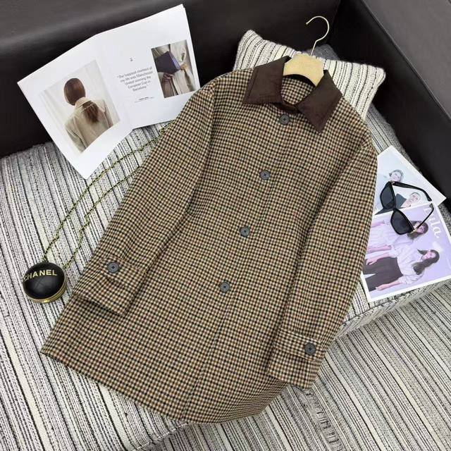 强烈推荐 25年早秋冬系列 Miu*新款灯芯绒翻领千鸟格大衣外套 宽松廓形版型Sml .