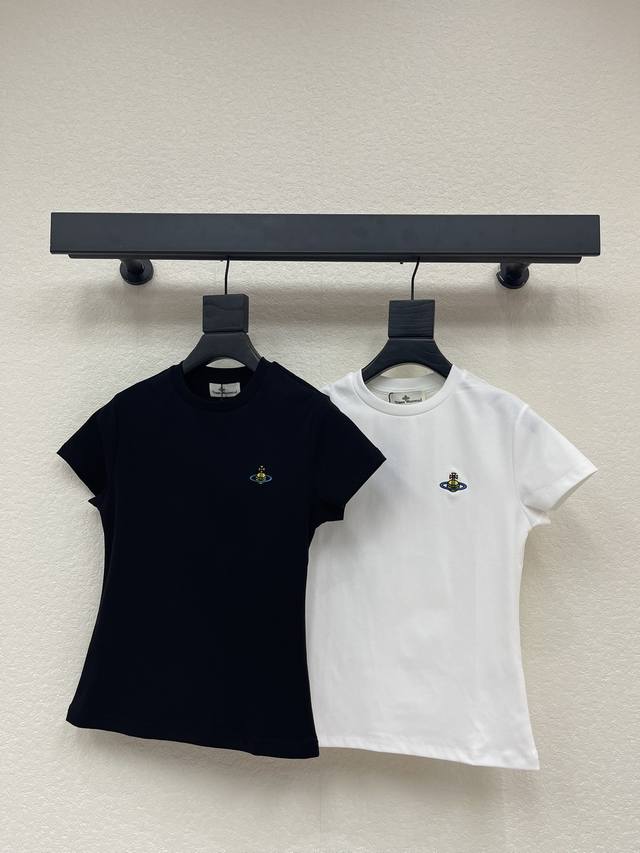 Vivi*西太后两色刺绣土星修身短袖T恤 采用纯棉材质 圆领设计 左胸刺绣土星设计 彰显品牌格调 修身版型 凸显身材曲线 Sml Aa.