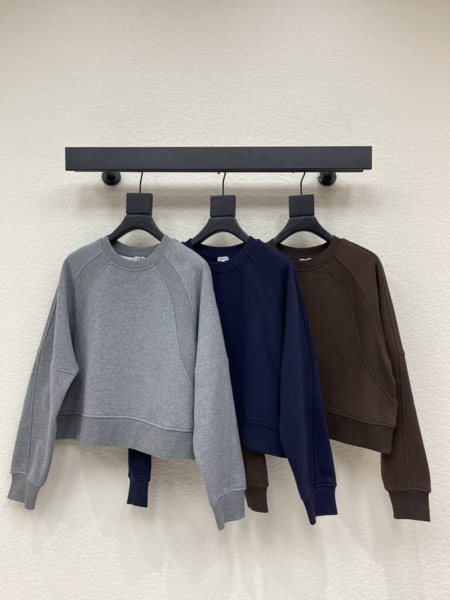 Loew*25早秋新款立体贴标圆领加绒卫衣 定制面料，日常穿搭 高级的调调又A又飒！ 立体剪裁 经典的版型，设计自带高级感， 可甜可盐随意搭配超好看， 强烈推荐