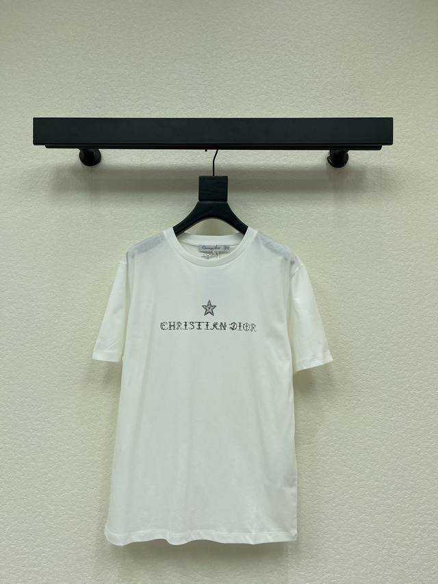 Dio*26早春新款圆领印花短袖T恤。定制Yb原生全棉材质，质感高级，柔软舒适，宽松短袖T恤裁剪，采用克重全棉制成，略带有弹力，呈现显瘦视觉效果 大身以花体字母