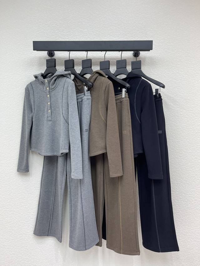 Miumi*25新款半开襟连帽长袖上衣搭配松紧腰长裤套装。定制Yb进口羊毛混纺材质，质感光泽，舒适保暖，修身连帽纽扣半开襟调节，肩袖撞色走线形成轮廓，襟扣点缀字