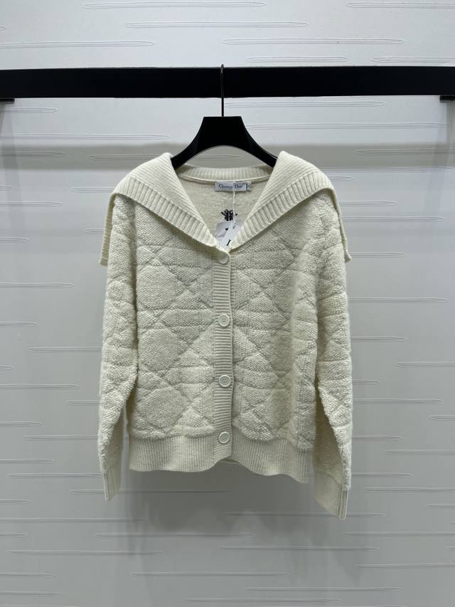 上新原单高端品质 Dio* 2025秋冬最新系列！海军领字母Logo重工蝴蝶刺绣提花菱形压花高级感针织外套！定制纱线质量超赞 融合刺绣工艺超美 白富美必入 奢华