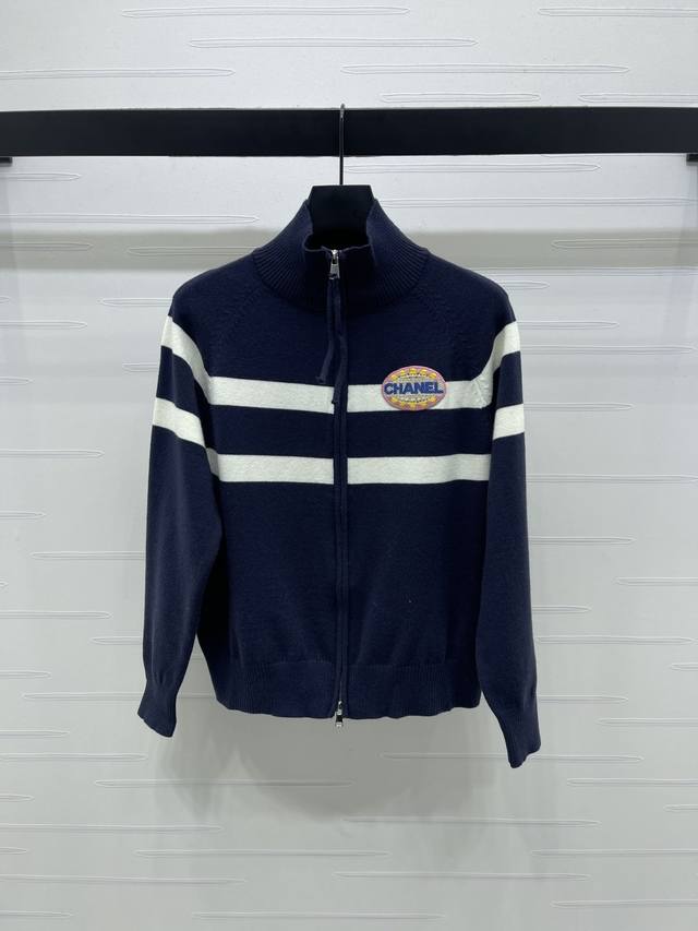 上新原单高端品质 Chane* 2025秋冬最新系列！条纹针织立领拉链开衫！定制进口羊毛针织材质 柔软舒适 大身海军蓝搭配白色条纹，简约又运动感满满！高领＋拉链