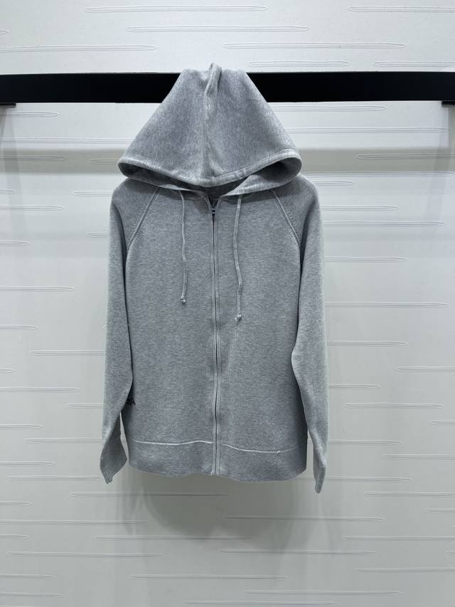 上新原单高端品质 Dio* 2025秋冬最新系列！迪奥这款连帽开衫绝了，字母后背搭配蝴蝶重工刺绣，针织质感超棒，拉链设计，时尚又保暖现货供应！3个色！S-M-L