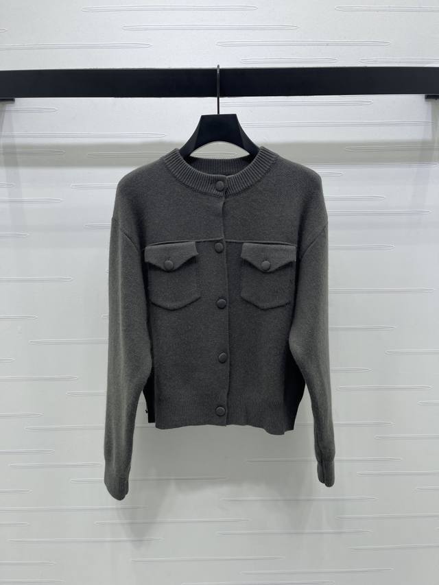 上新原单高端品质 Fend* 2026秋冬最新系列！双口袋圆领针织开衫！定制羊毛混纺针织材质织造 柔软舒适 质感高级 圆领长袖开衫剪裁 彰显高级调性 常规版型不