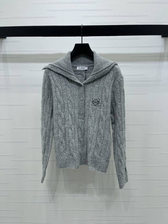 上新原单高端品质Loew*2025秋冬最新系列！翻领麻花针织开衫毛衣！定制羊毛纱线织造 质感高级 舒适柔软 翻领开衫版型 领口更保暖有设计感 通体麻花钩织纹理
