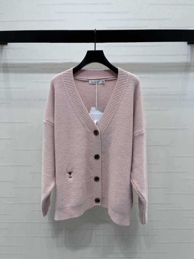 上新原单高端品质 Dio* 2025秋冬最新系列！V领针织开衫！定制羊毛纱线织造，质感光泽，柔软亲肤，常规V领开衫剪裁，通体肌理平针铺陈，显瘦不失时尚感。弹力螺