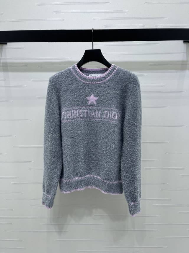 上新原单高端品质 Dio* 2025秋冬最新系列！钩花字母针织毛衣！定制羊毛马海毛纱线织造 柔软舒适 洋气显瘦 圆领套头毛衣剪裁 通体包边饰以弹力螺纹贴合收紧