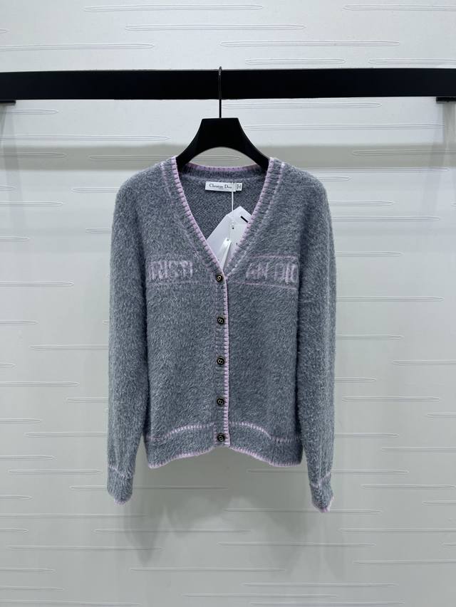 上新原单高端品质 Dio* 2025秋冬最新系列！钩花字母V领长袖开衫！定制羊毛马海毛纱线织造 柔软舒适 洋气显瘦 V领开衫剪裁 通体包边饰以弹力螺纹贴合收紧