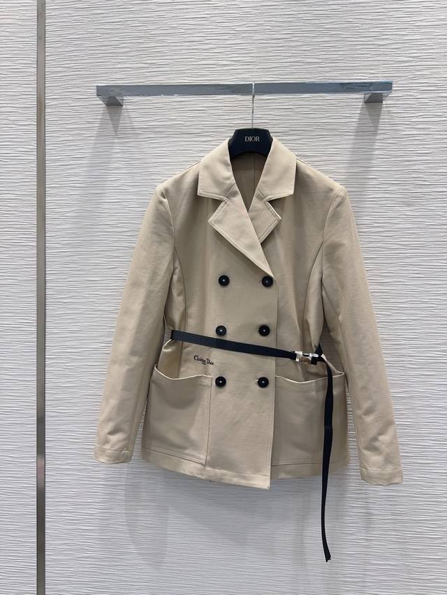 Christian Dio* 2025Fw新款风衣外套 英伦风气质 经典款设计 上身精致又干练得体，搭配起来随心应手！定制的进口面料挺括有型 满满的高级感。质感
