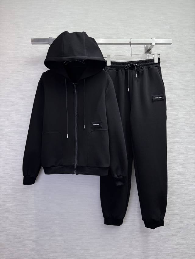 Miumi* 25Ss新款连帽开衫外套直筒裤套装 字母小标签装饰 版型超正 休闲款 两色三码Smlb808p.