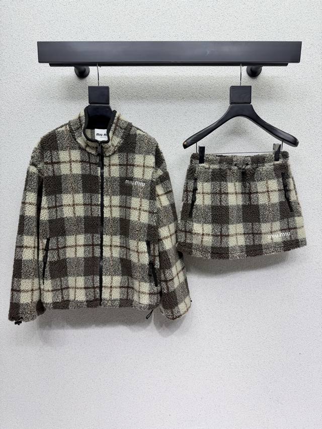 Miu家环保羊羔毛格子休闲套装 经典格纹设计 面料柔软舒适，百搭经典款。 做工品质看细节 高品质 两色 尺码Sml.