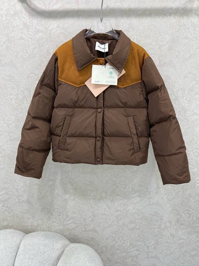 Miumi*25新款麂皮绒拼羽绒服 90白鸭绒 整件拼接做麂皮绒与防风防水材质搭配质感超级无敌高级！立体剪裁版型对身材包容度极佳 面包服版型下摆抽绳可收紧设计上