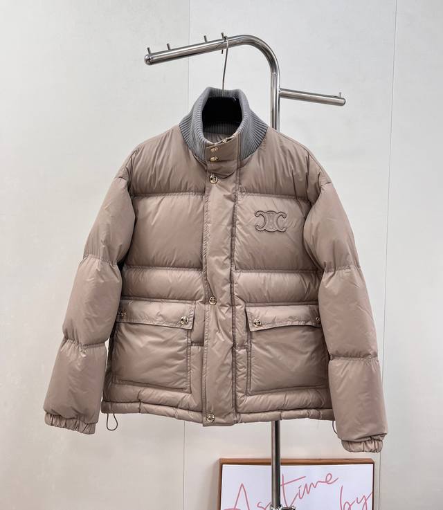 Celine2025新款立领羽绒棉服，定制Yb防风防水尼龙材质，羽绒棉填充内里，整件轻盈保暖 领边针织螺纹通体长方形压纹元素，胸口凯旋门徽标张扬个性，翻盖口袋尽