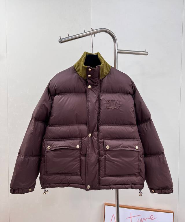 Celine2025新款立领羽绒棉服，定制Yb防风防水尼龙材质，羽绒棉填充内里，整件轻盈保暖 领边针织螺纹通体长方形压纹元素，胸口凯旋门徽标张扬个性，翻盖口袋尽