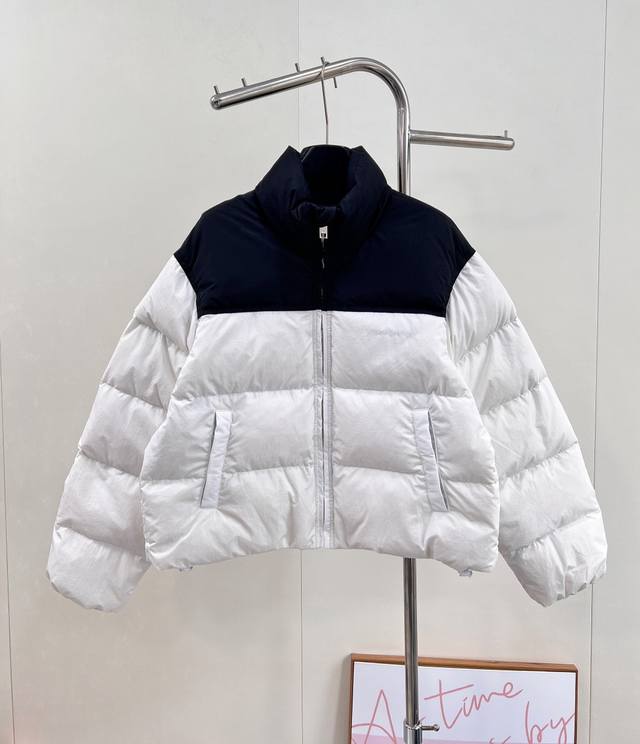 Alexander Wang2025新款拼色长方压纹立领羽绒服，定制Yb进口再生尼龙材质，白鸭绒填充内里，整件轻盈保暖，立领羽绒外套剪裁，飒爽御寒实用性拉满。外