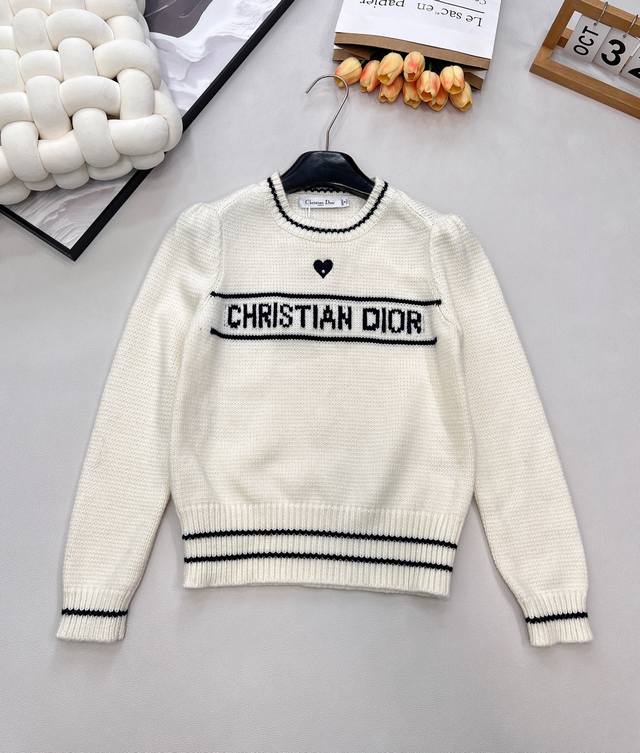 Dior 爱心刺绣字母提花长袖针织毛衣学院风迪奥新系列单品 采用德国进口机织出！面料细嫩柔滑 上身很舒服 现在穿刚刚好 经典条纹元素百看不厌 颜色都是不挑人的