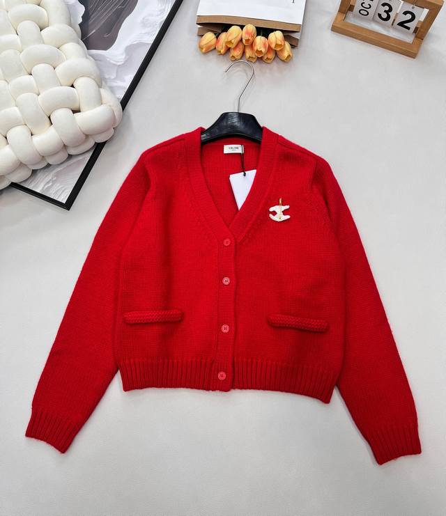 Celine25秋冬新款凯旋门徽标V领长袖针织开衫 软乎乎又带设计感的针织开衫！ 自带温柔滤镜的米白色，V领设计显瘦还能露锁骨 胸前的立体装饰是灵魂亮点，可拆卸