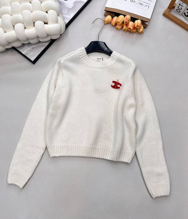 Celine新款凯旋门2025秋冬季新款显瘦百搭毛衣，羊毛针织衫 胸口处的图案可以摘下来Diy在任意一件衣服上 精致而又时尚大气～ 蓝色毛衣搭配一个彩色的钩织胸