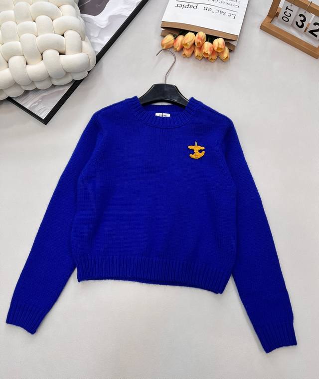 Celine新款凯旋门2025秋冬季新款显瘦百搭毛衣，羊毛针织衫 胸口处的图案可以摘下来Diy在任意一件衣服上 精致而又时尚大气～ 蓝色毛衣搭配一个彩色的钩织胸