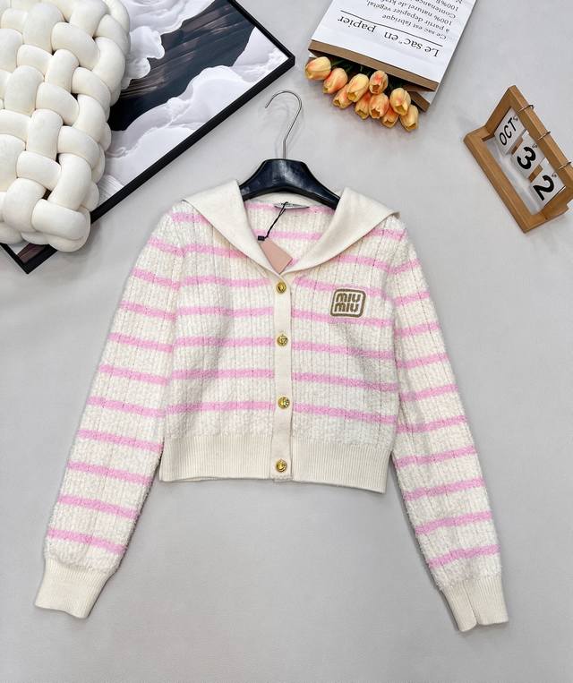 Miumiu 海军领条纹针织羊毛开衫采用进口羊毛纱线 手感软糯 正面嵌花徽标刺绣Logo 海军风翻领是加分亮点 满满的学院风可盐可甜一眼入的款 简约大方 短款设