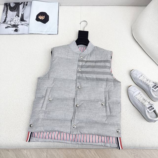 独家款～～Tb 25Ss 秋冬最新款羊毛呢无袖立领羽绒服国标进口90绒 轻盈舒适自带发热保暖功能 极简H版型剪裁 不挑人上身超显瘦 休闲百搭神器 意式优雅高级感