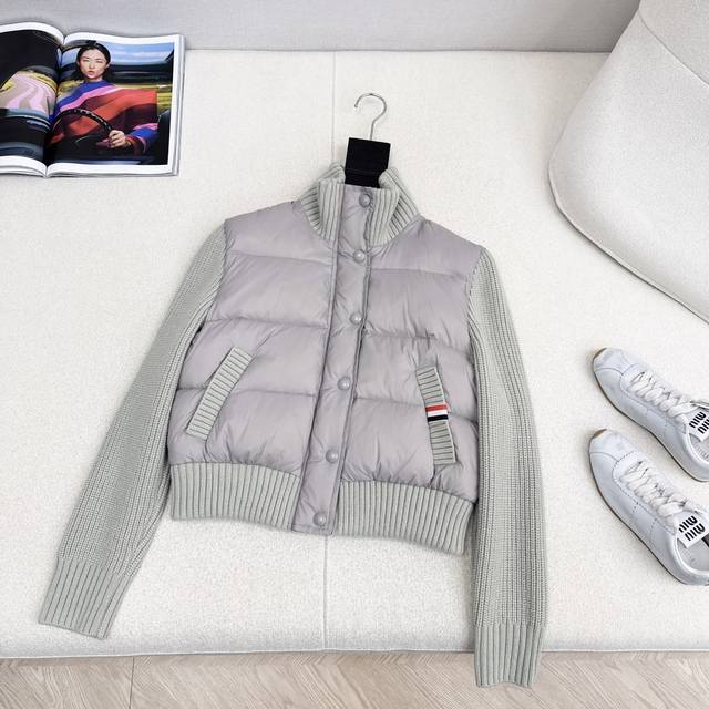 独家款～～Tb 25Ss 秋冬最新款羊毛拼接羽绒小立领短款羽绒服国标进口90绒 轻盈舒适自带发热保暖功能 袖子及领口拼接美利奴羊毛舒适厚实的手感 气质立领拉链设