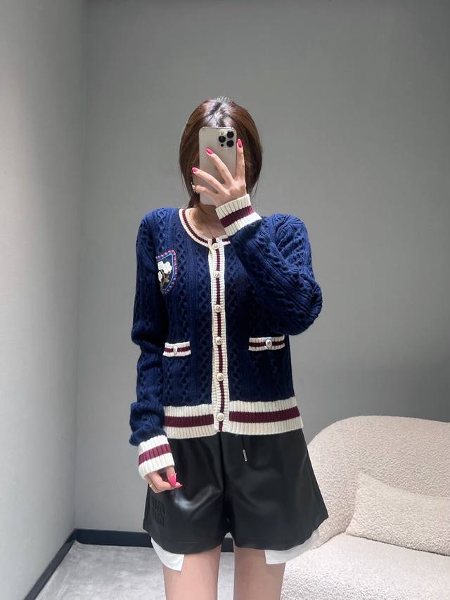 小香Chan**L2025Fw高级手工坊系列 花朵羊毛针织开衫精羊毛混纺，手工制作的顶级版本，独家首发。深蓝色色调，采用细腻的麻花针织工艺，经典V领搭配白色与酒