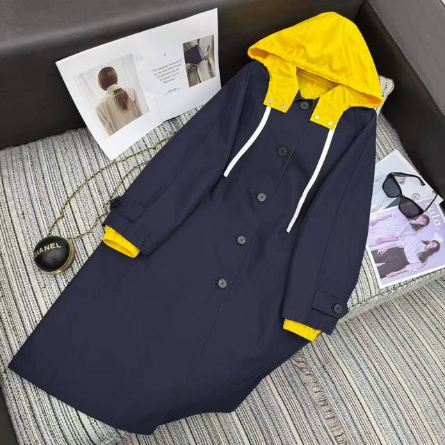 强烈推荐 Miumi* 25年秋冬系列 双面穿拼色长款风衣外套 男女同款，门襟复古纽扣+抽绳连帽，藏青主色拼接明黄色连帽+袖口，高饱和色彩碰撞出鲜活张力，内里翻