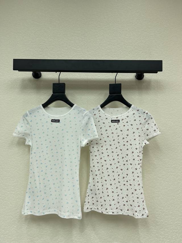 Miumi*25新款蕾丝边碎花短袖T恤 这件碎花短袖T恤真的绝绝子 一件单品居然解锁N种穿法 搭配阔腿牛仔裤慵懒随性 瞬间韩女即视感～万能百搭王冬天搭在外套里露